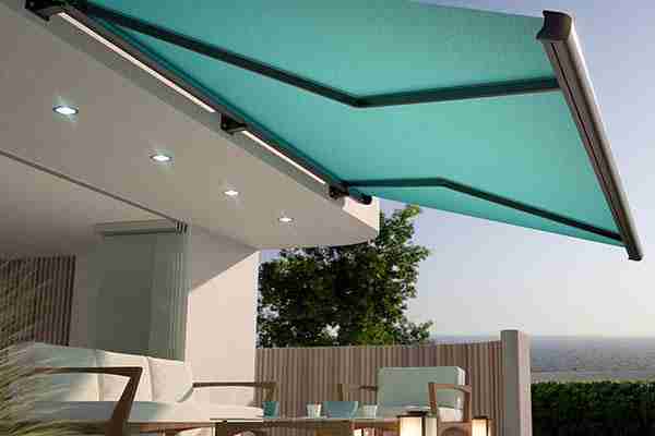 Terrazzo con tenda da sole esterna per controllo solare
